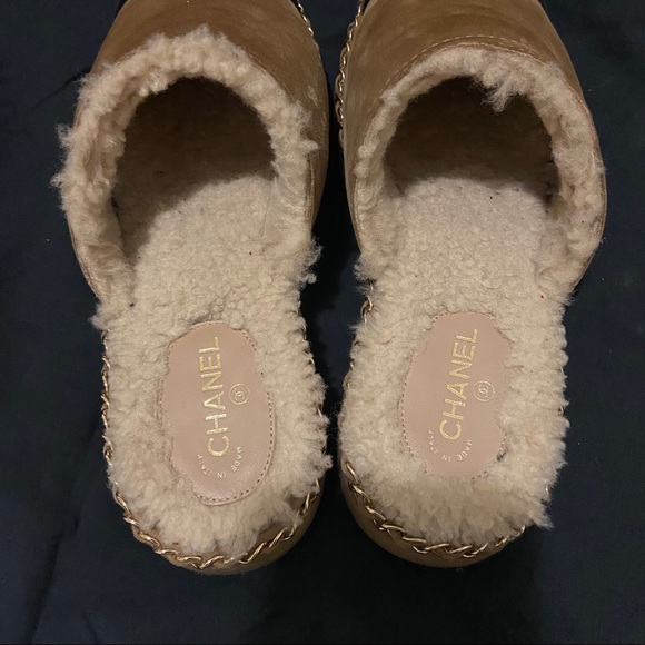 CHANEL
Interlocking CC Logo Suede Mules 38.5 - Picture 3 of 4